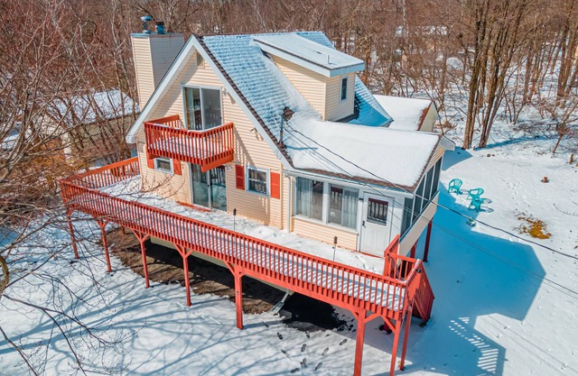 Pocono Chalet w Hot Tub, Firepit Games & Pool Table