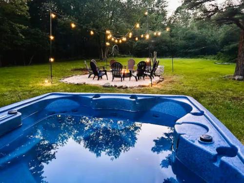 Pocono Mountain Escape - Steps to Lake- Hot Tub - Games- 9 Mins to Ski Slopes!