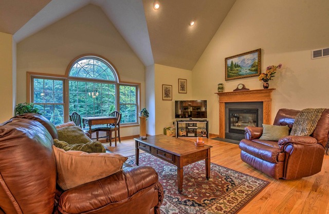 Pocono Mountain Home w/3 Community Lakes!