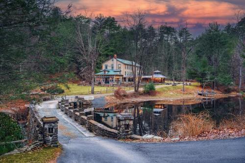 Poconos Mansion with Pool Hot Tub and Sauna Tennis and Lake