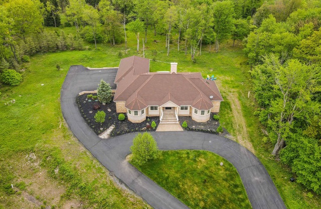 Poconos Pink Rose Duskbloom Countryside Villa with Hot Tub -738