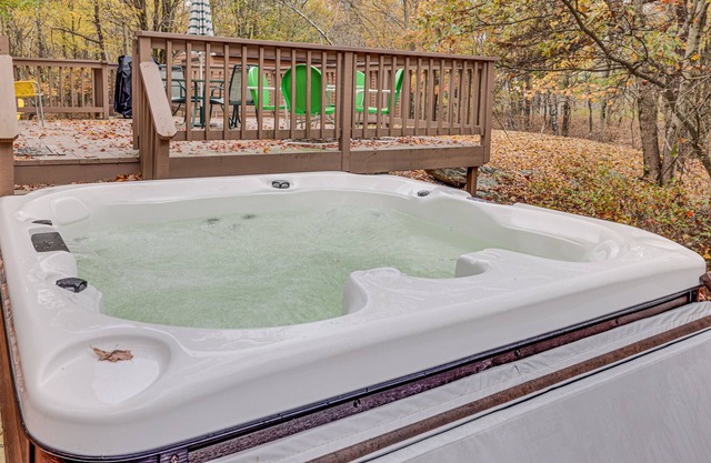 Poconos Pvt Lake, Arcades, Hot Tub, Fire Pit, BBQ