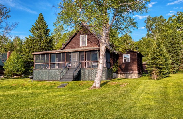 Poet's Lodge - Rustic 4 bedroom cabin on the shores of Mooselookmeguntic Lake