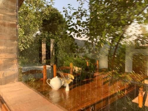 Poetic glass house in the countryside