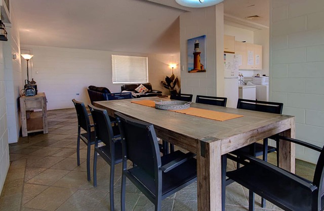 Poinciana - Right in the centre of town, walking to restaurants and shops.