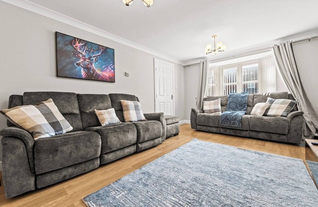 Polmont Haven: Spacious 4- Bedroom Retreat