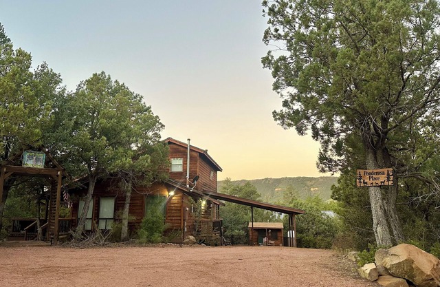 Ponderosa Place, Charming Cabin with Large Deck and Mountain View, Veteran Owned