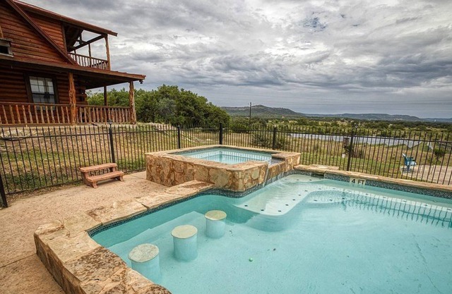 POOL!!, 3 Bedrooms w/Loft and 2 Bath. Sleeps 14. Balconies and Great Location!