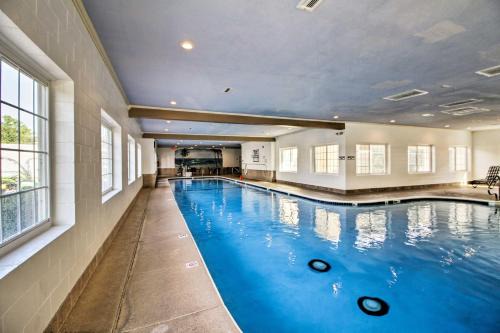 Pool and Step-Free Access Branson Resort Condo!