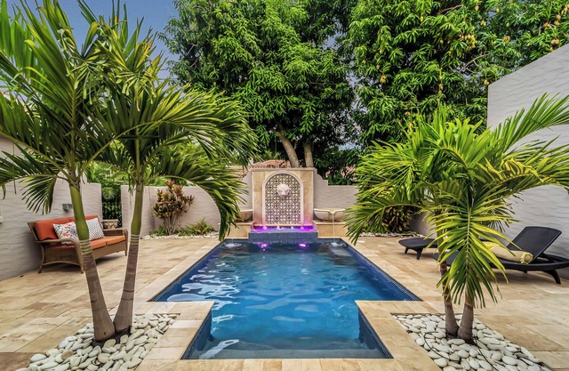 Pool Courtyard, patio w/fire pit, 2 mls downtown