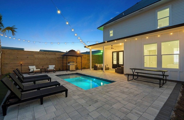 POOL & few minutes walk to beach! 5BR, game room & sundeck at “Knot Stressin"