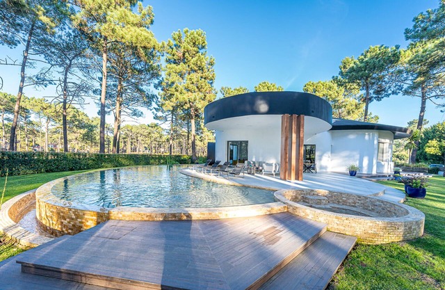 Pool & Golf 5BR Villa in Aroeira