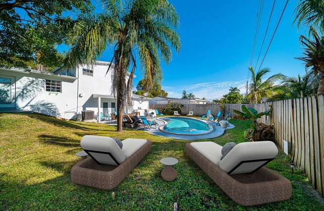 *Pool Home 5| Big Yard!