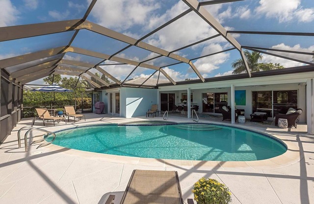 Pool Home Lake View in Park Shore Naples, Walk to Beach & Waterside Shops