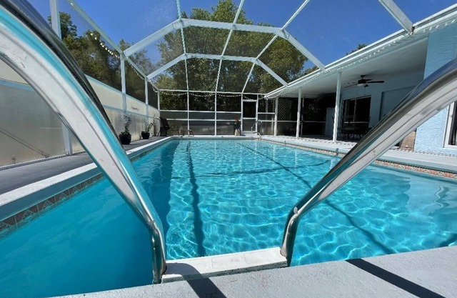 POOL HOME LARGE AND SPACIOUS 15 MIN TO WEEKI WACHEE SPRINGS PARK -