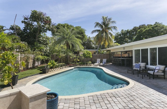 Pool Home near the Beach 3 bed