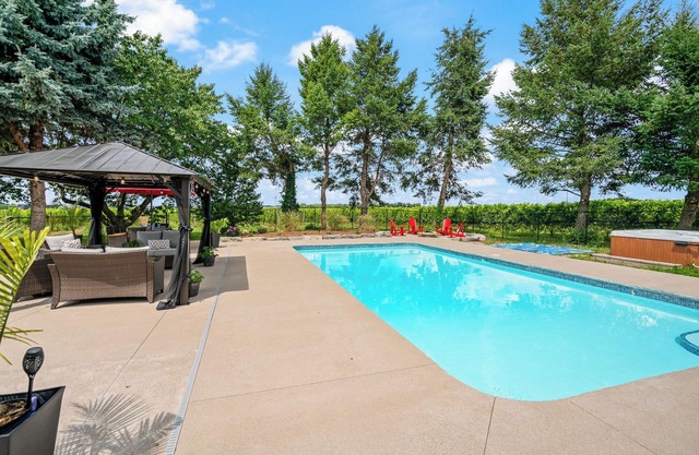 Pool Hot Tub Private Vineyard Oasis for 6 in NOTL