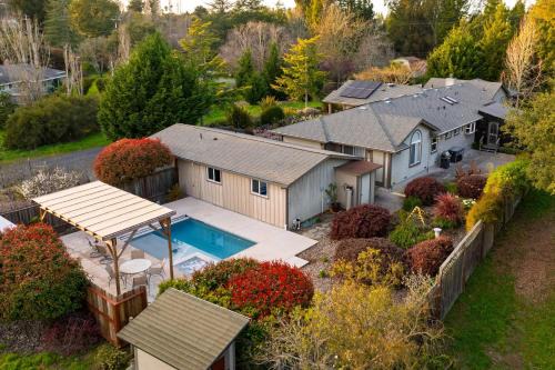 Pool Hot Tub Firepit Game Room Minutes from Sebastopol Russian River Baker Lane Retreat