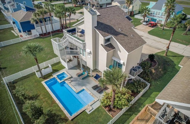 Pool & Hot Tub | Yard | Pets
