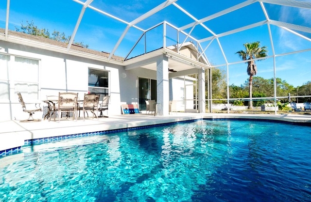 Pool House - Heated Private Pool, Central Location near IMG, Sports courts!