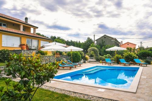 *Pool house with beautiful seaview,big garden and old tavern*
