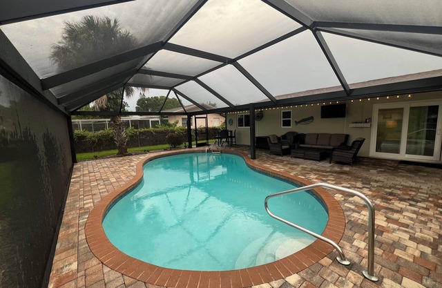 Pool Paradise Central - Cozy 3 BR, 2 Bathroom home with heated pool & lanai