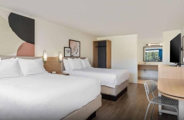 Pool Stay w/2 Queen Beds! Pet Friendly Near Museums!