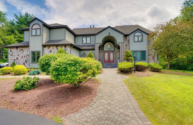 Pool Table + Deck: Luxury Mansion in Niskayuna!