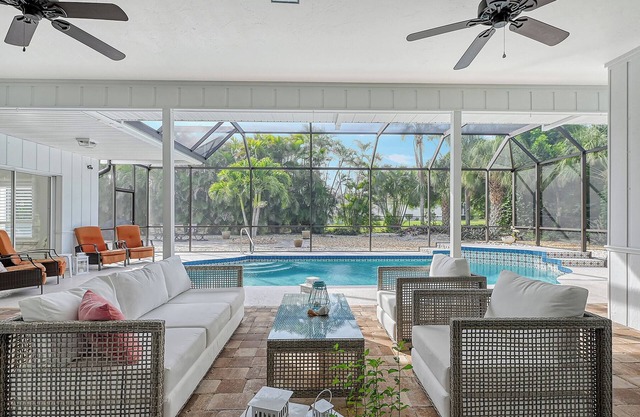 Pool Villa, 3BR/2.5BA, private heated pool, close to the beaches