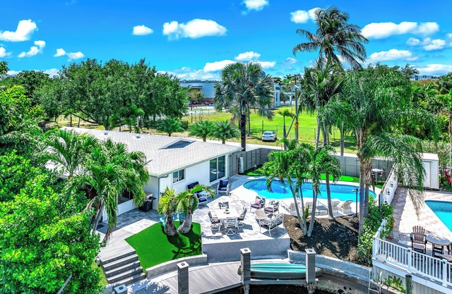 Pool & Waterfront! Mini Golf+Kayak! Close 2 Beach!