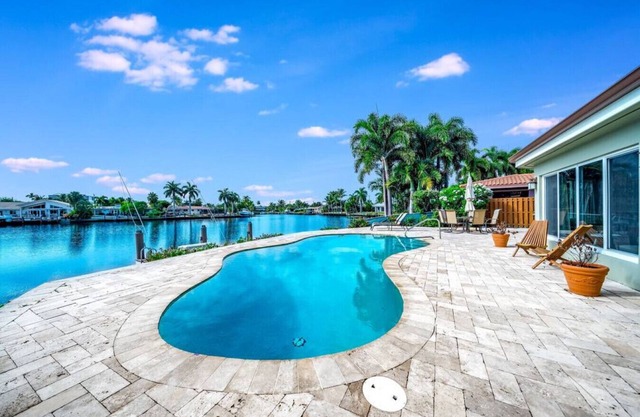 Pool & WaterFront! Stunning View+1 Mile To Beach!
