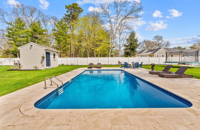 PoolOpen,hot tub,Firepit,Beach nearby