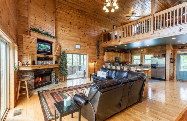 Poolside Mountain Retreat - Hot Tub, Fire Pit/ Minimum Age Requirement of 25 yrs