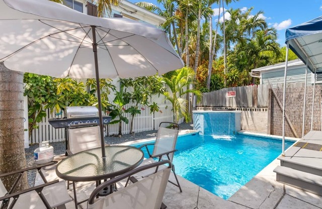 Poolside Retreat by Brightwild Cottage w Pool
