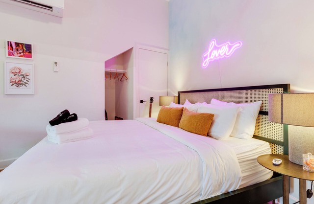 Pop-Inspired Hideaway w/Kitchen & Walkable Access to DT Nashville | Conway C102