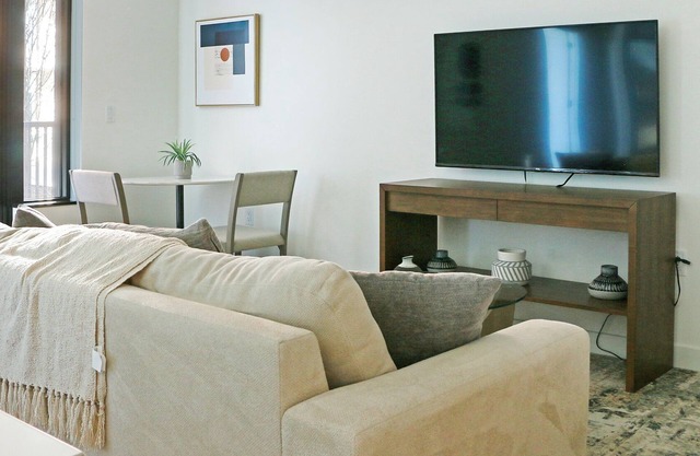 PoplarHouse 1BD+Den 6