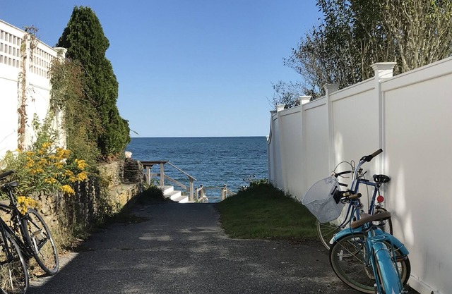 Poppy Cottage w central air, sleeps 8, only 0.3 to private beach!