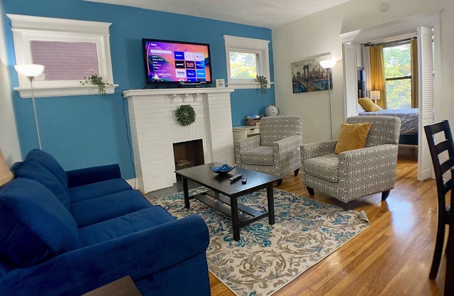 Popular King + Queen Beds-Steps to Metrolink & Off-Street Parking