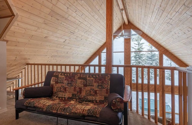 Popular Ski Chalet with Gas Fireplace & Hot Tub backing onto Alpine chairlift