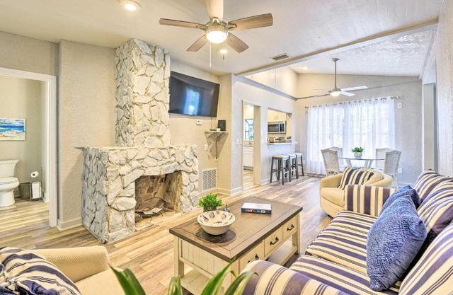 Port Charlotte Cottage about 3 Mi to Beach Park!