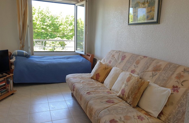 Port Fréjus 100m from the beaches and the Base Nature, studio 23 m2, sleeps 4, balcony private parking