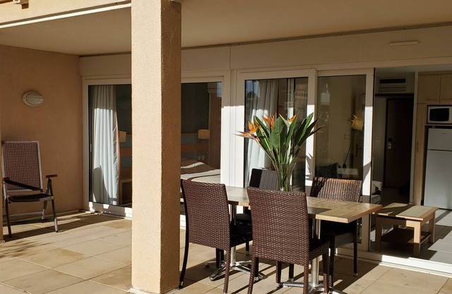 Port-Fréjus, Cap Hermès, 2/3 rooms 50m2,WIFI, 6 beds, swimming pool, air-conditioned, parking, direct access to the beach, large terrace 50m2 for a pleasant stay in the sun, relaxation and leisure