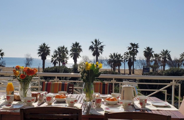 Port Fréjus limit base nature 1st floor villa capacity 8/9 people, 4 bedrooms including 3 parental suites air-conditioned, terrace, parking, sea view direct access to the beach