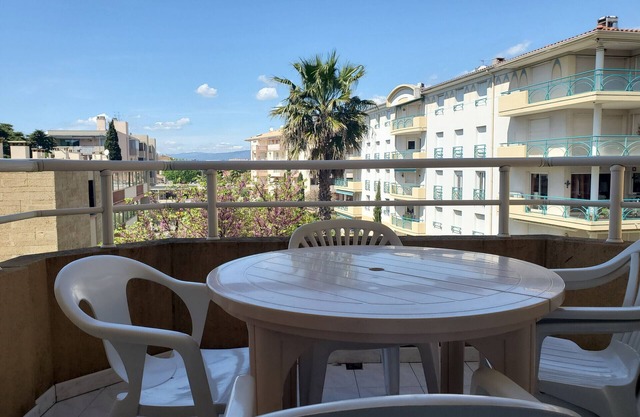 Port FREJUS Studio with sleeping area of ​30 m2 for 2 Adults 2 Children with quiet balcony on the garden side
