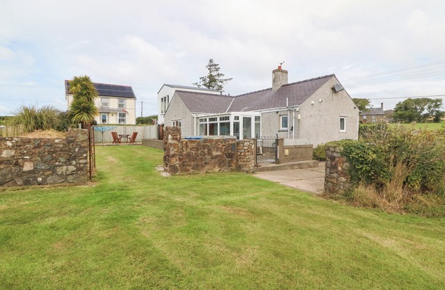 PORTH AWYR, pet friendly, character holiday cottage in Aberdaron