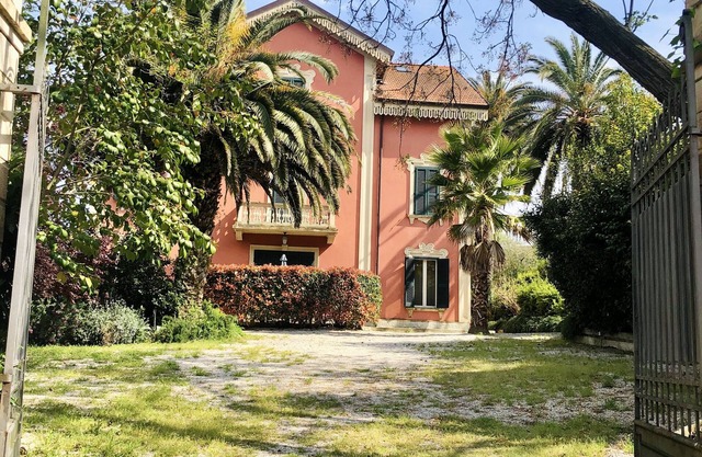 Portion of villa Liberty with garden 200mt from the sea and the center of Silvi