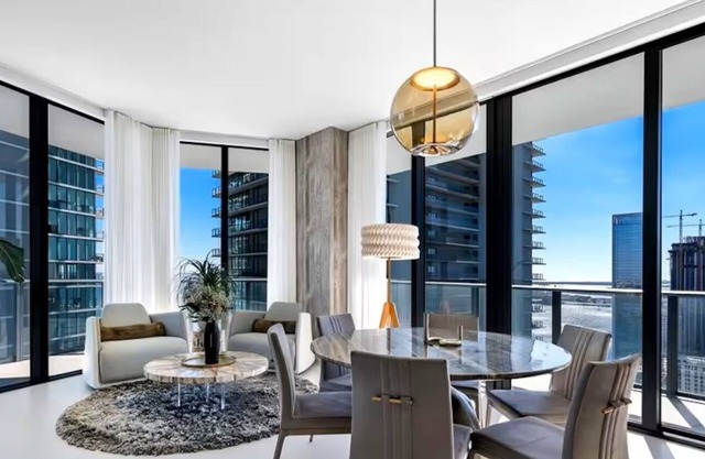POSH Miami Penthouse, Stunning Ocean Views! Heated Pool/Gym, Near Beach & Cafes