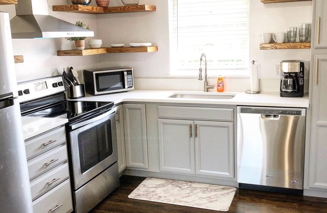 Posh Newport Retreat Free Parking Walk to Downtown and Mansions