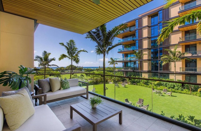 Posh Oceanview Condo w/Resort Pool & Spa, AC & Spacious Lanai - Park Lane Palm