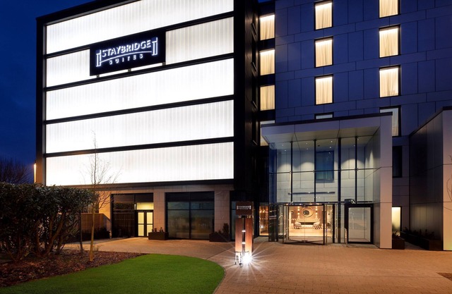 Practical 1 Bedroom Suite close to London Heathrow | Perfect for Business Travellers + Free Wi-Fi